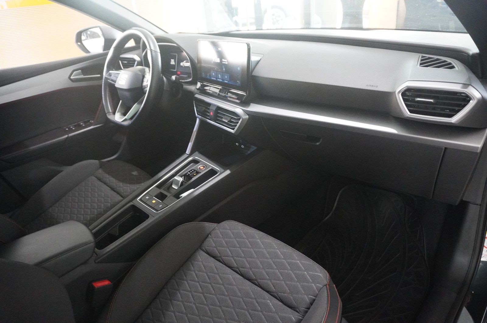 Fahrzeugabbildung SEAT Leon ST 1.5 TSI FR SPORT DSG NAVI/LED/VIRT./DAB+