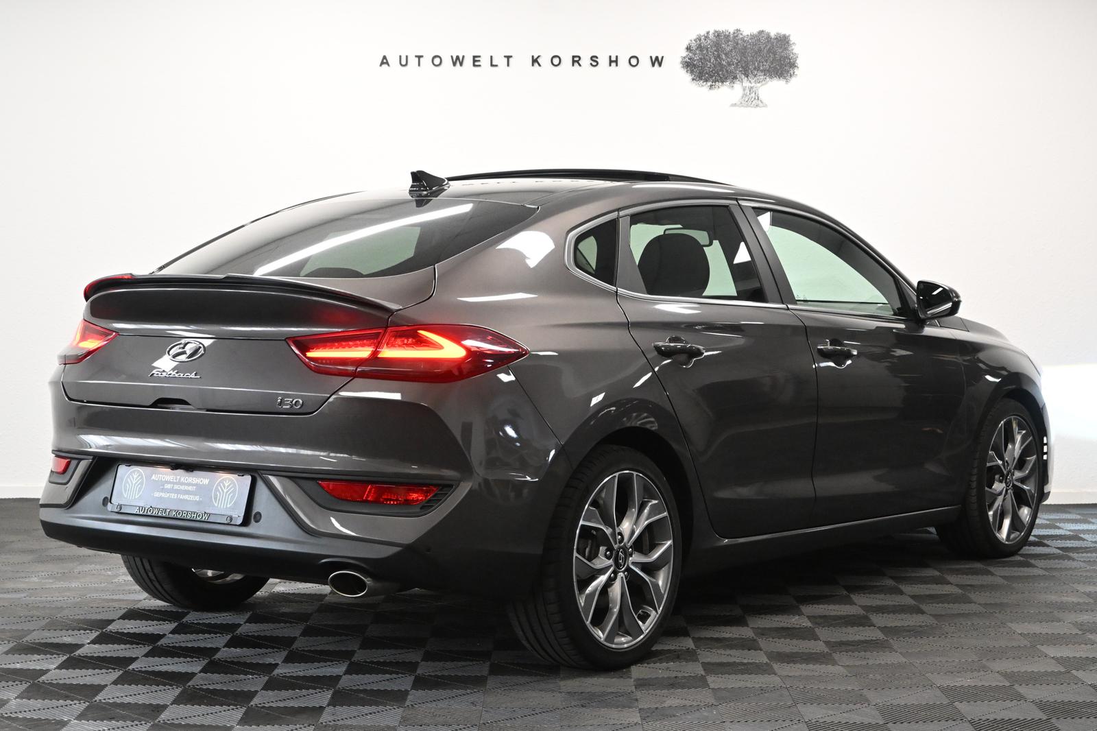 Hyundai i30 Premium *KAMERA*KESSY*LENKRADHZ*SHZ*CARPLAY