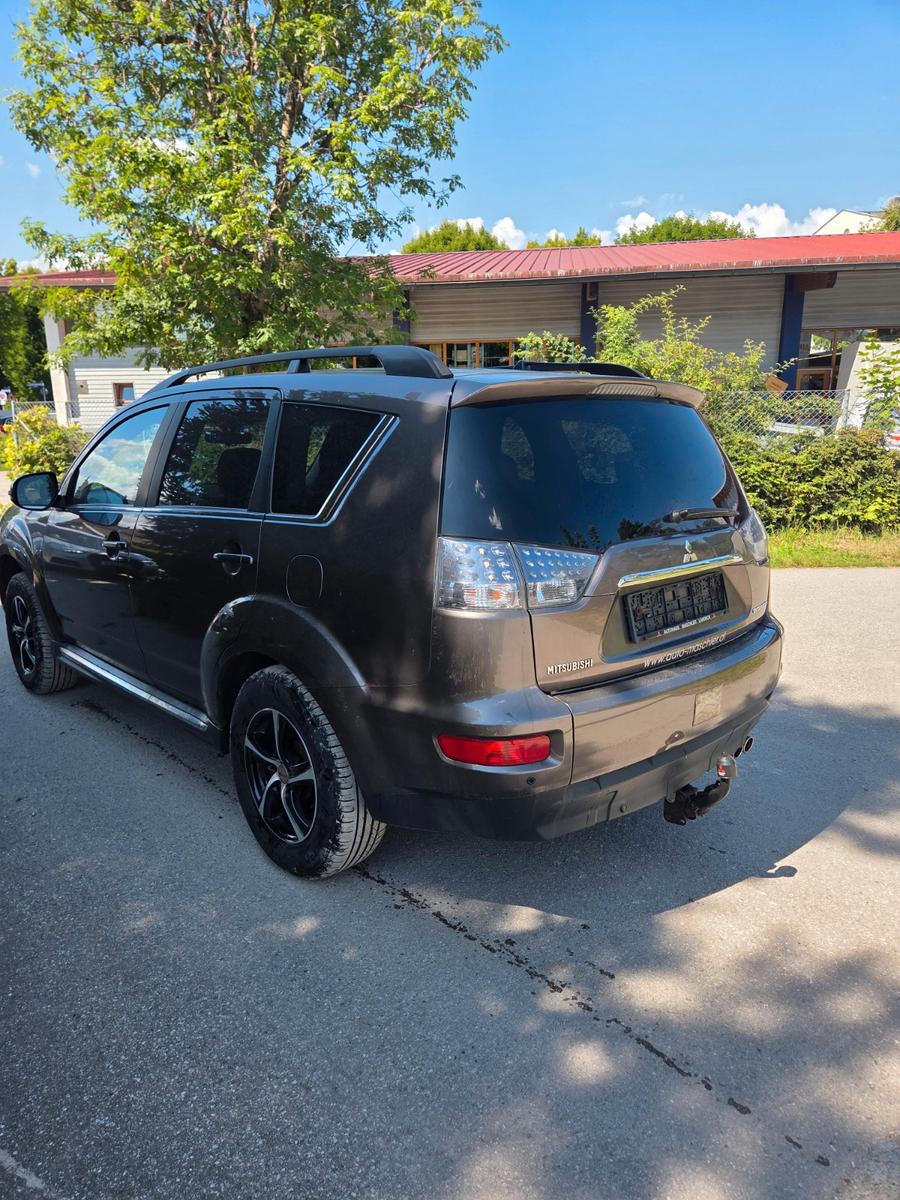Mitsubishi Outlander Invite 4WD