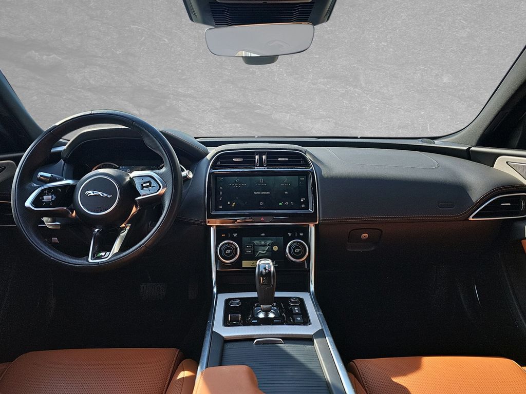 Jaguar XE P300 AWD R-Dynamic SE