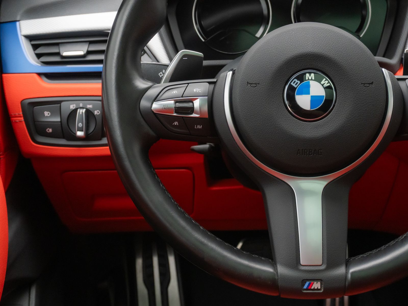 Fahrzeugabbildung BMW X2 xD25d M Sport Panoram Kamera HUD DAB HiFi 20"