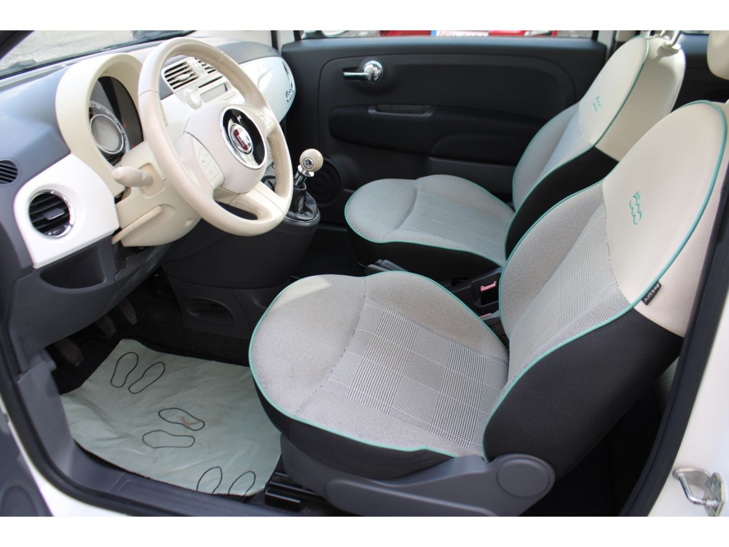 Fahrzeugabbildung Fiat 500 Lounge Klima Radio CD GJR PDC Pano Bluetooth