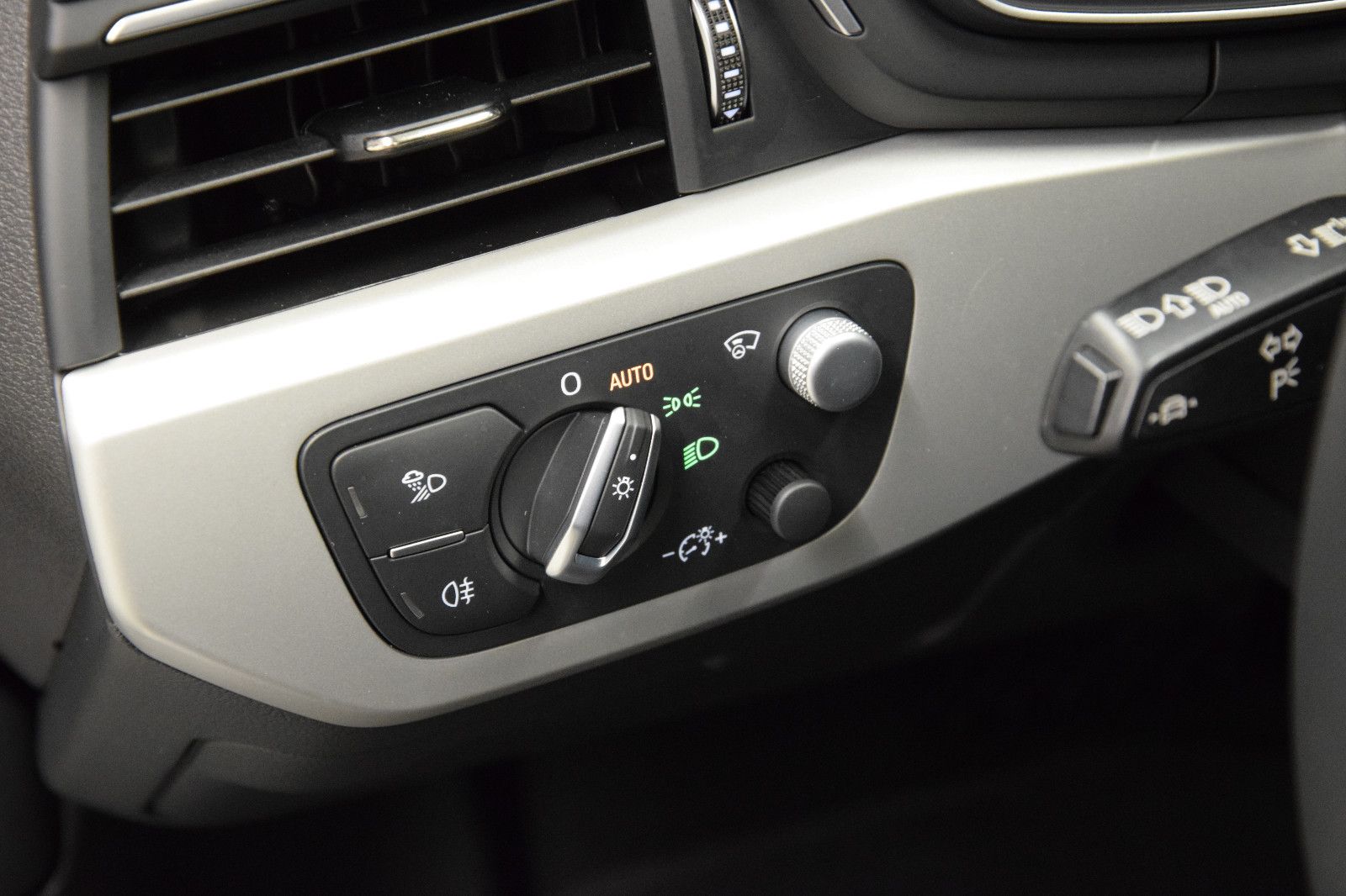 Fahrzeugabbildung Audi A4 Avant 40 TDI quattro B&O HuD Sitzbelü. ACC