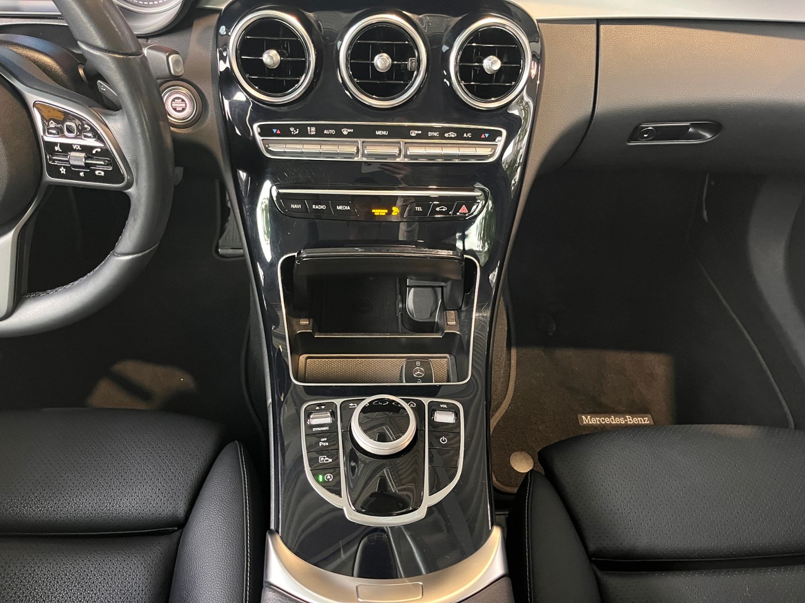 Fahrzeugabbildung Mercedes-Benz C 200 d T LEDER LED NAV SHZ PDC 18"