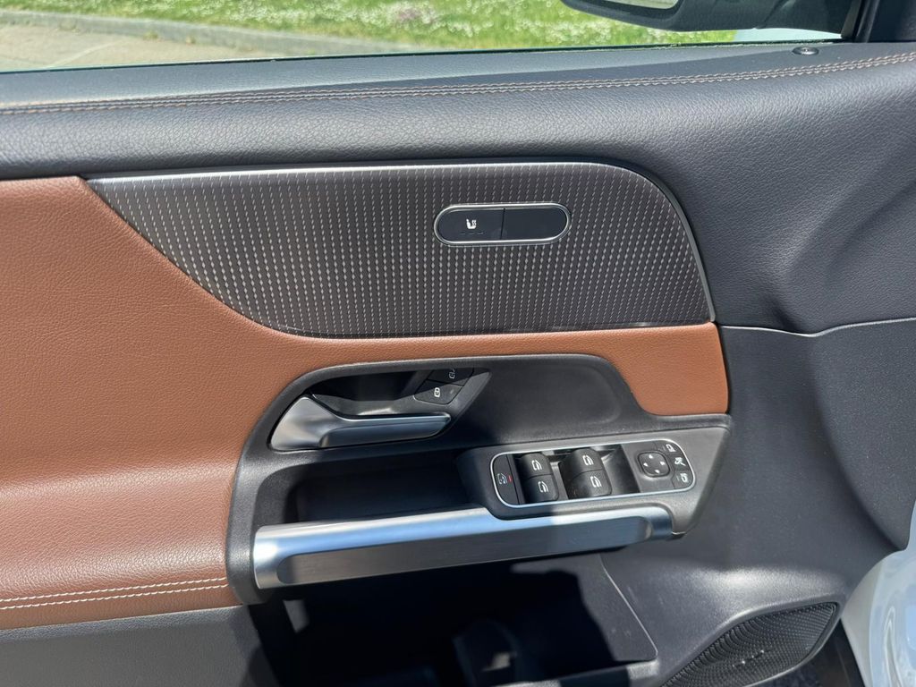 MERCEDES-BENZ GLB 200 29