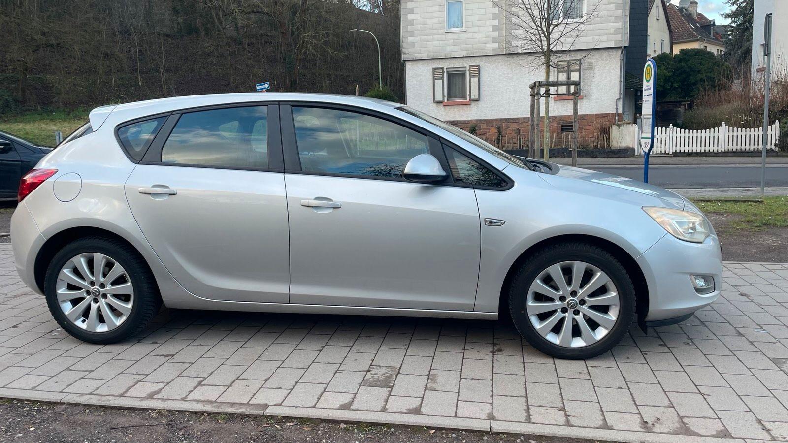 Opel Astra 2010 — rear view