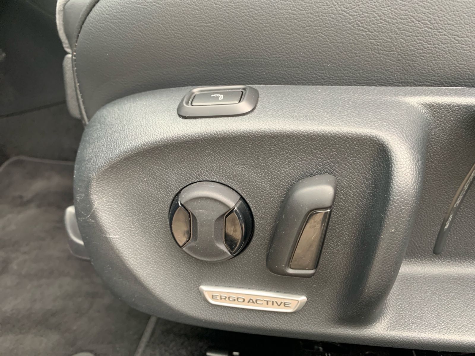 Fahrzeugabbildung Volkswagen Passat 2.0 TDI DSG Elegance Navi LED