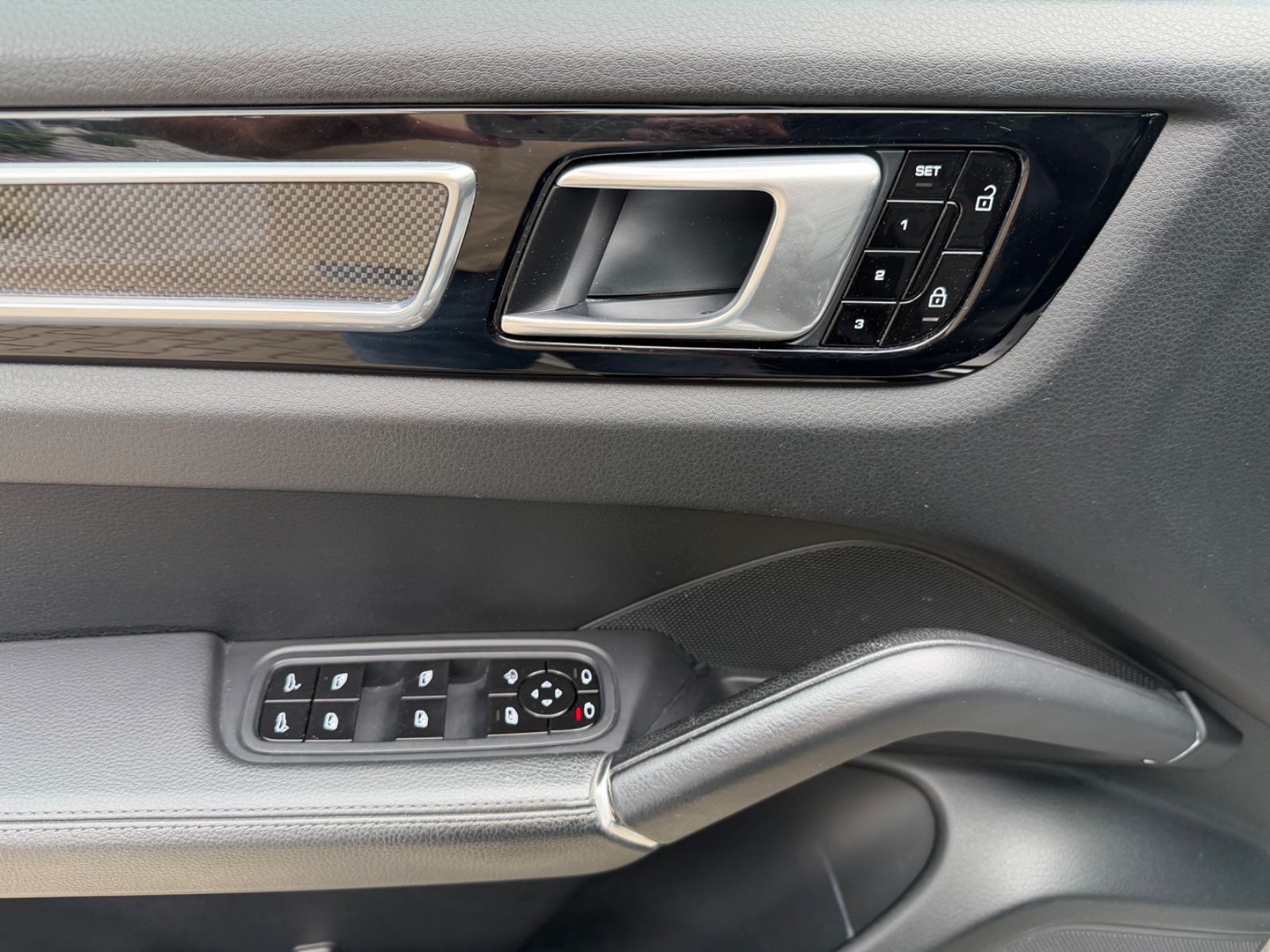 Fahrzeugabbildung Porsche Cayenne Coupe°Kreide°Sportpaket°AHK°Carbon°22Zol