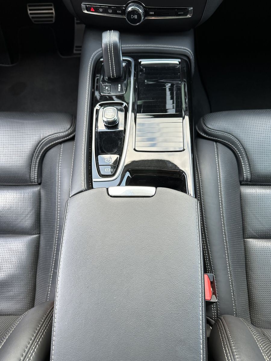 Fahrzeugabbildung Volvo V60 T6 AWD Recharge R-Design NAV+LED+AHK+PANO+VC