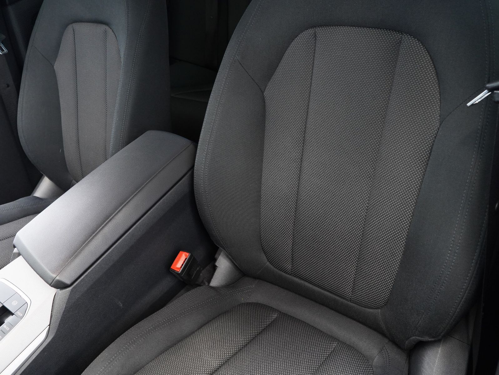 Fahrzeugabbildung BMW 320 d xDrive Touring LCI/CURVED/AHK