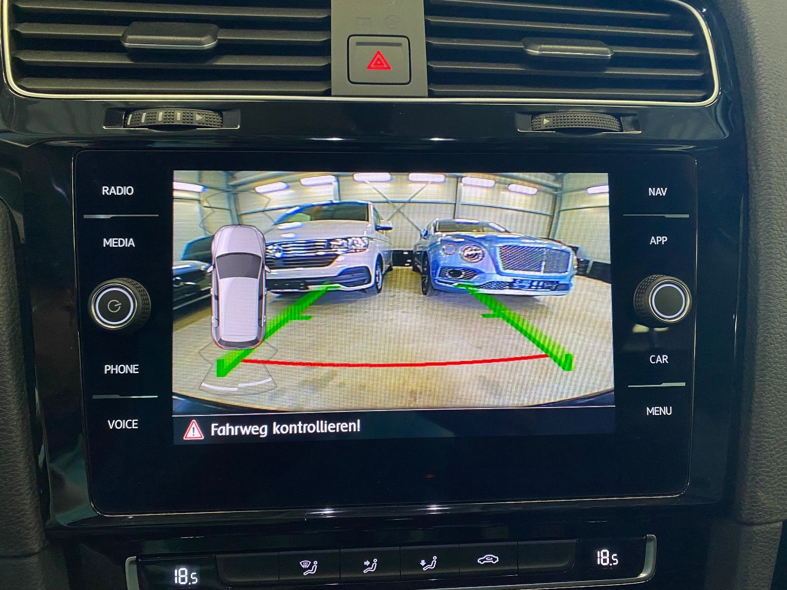 Fahrzeugabbildung Volkswagen Golf VII Lim. Highline DSG ACC Navi Pano Kam LED