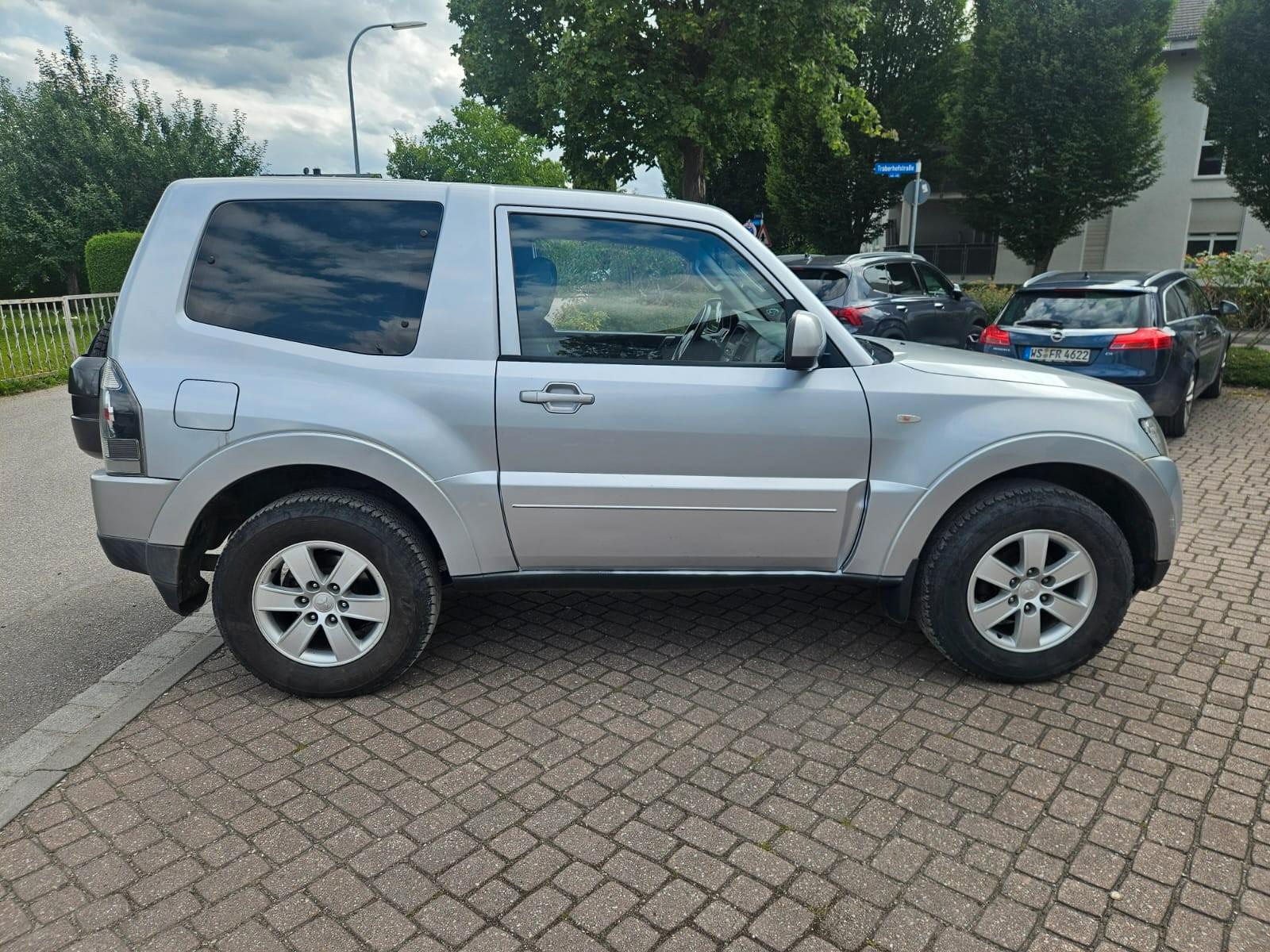 Mitsubishi Pajero 3.2 DI-D Invite | 160 ch | BVM | Attelage | Régulateur | Jantes alliage | Vitres teintées