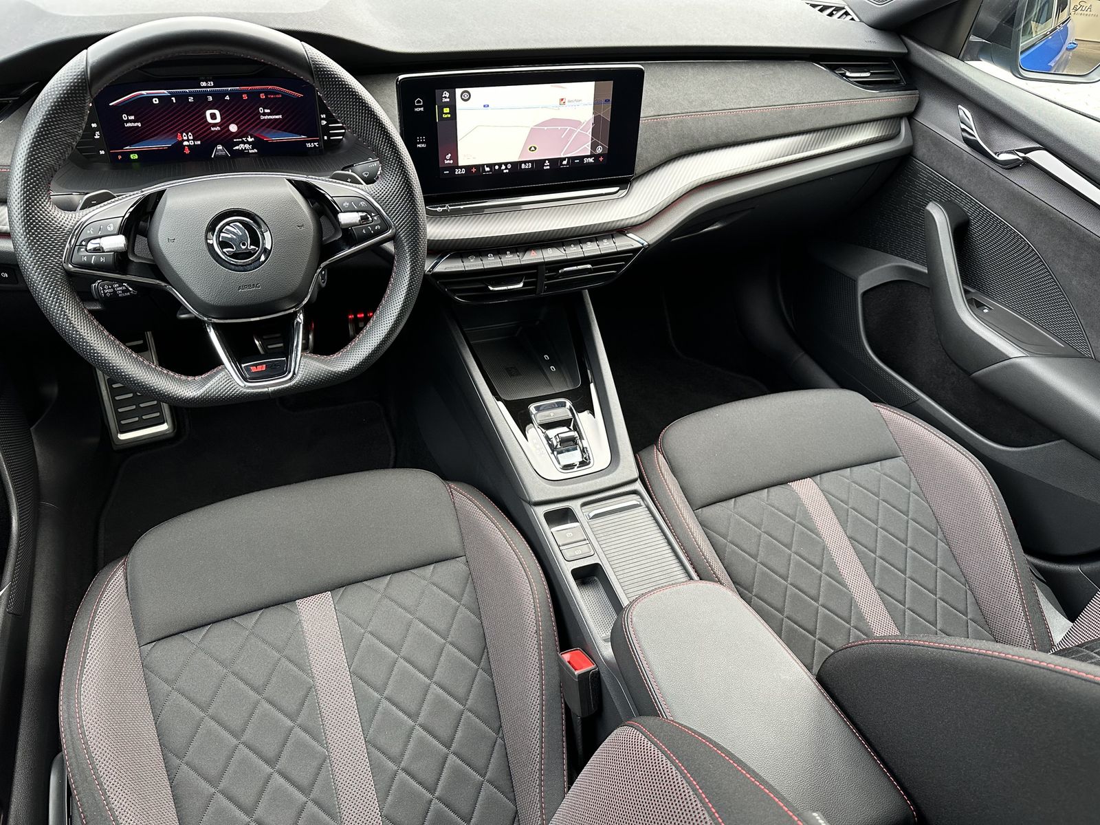 Fahrzeugabbildung SKODA Octavia Combi RS Challenge NAV+LED+VCOCK+KAM+AHK