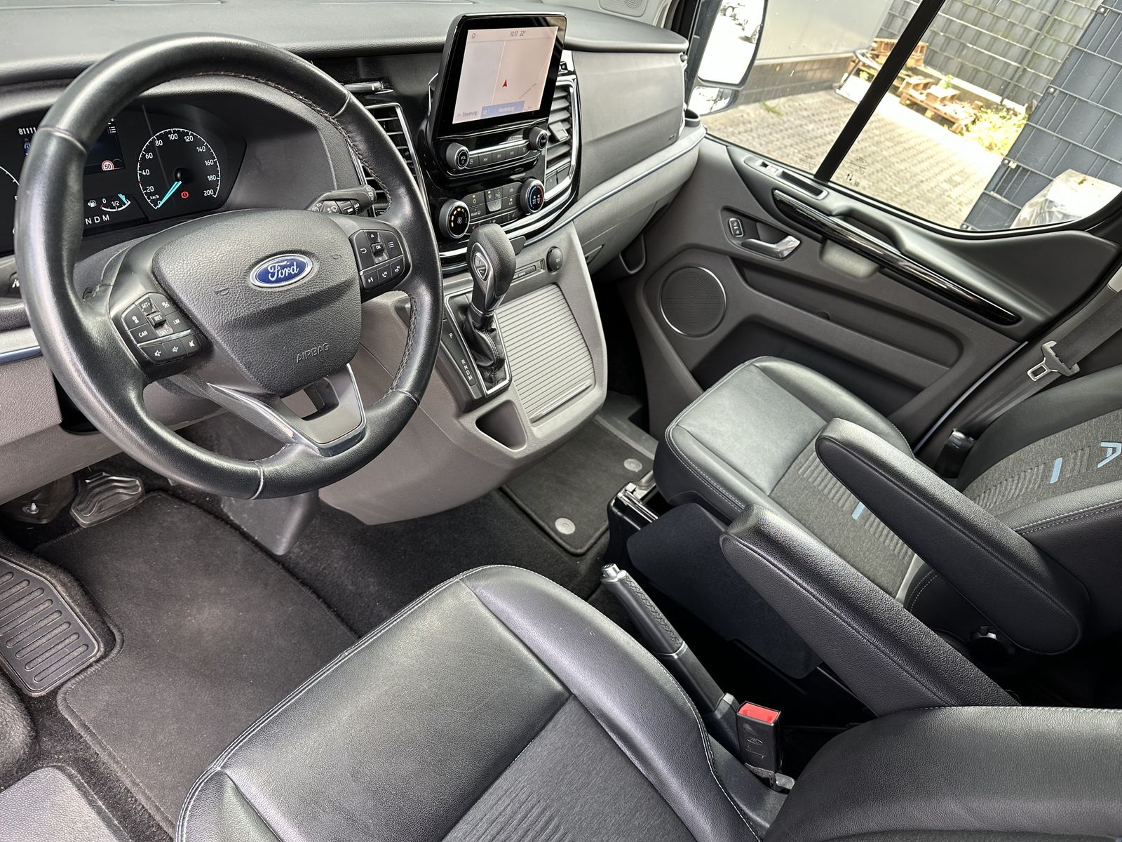 Fahrzeugabbildung Ford Tourneo Custom 320 L2H1 Active NAV+XEN+KAM+AHK