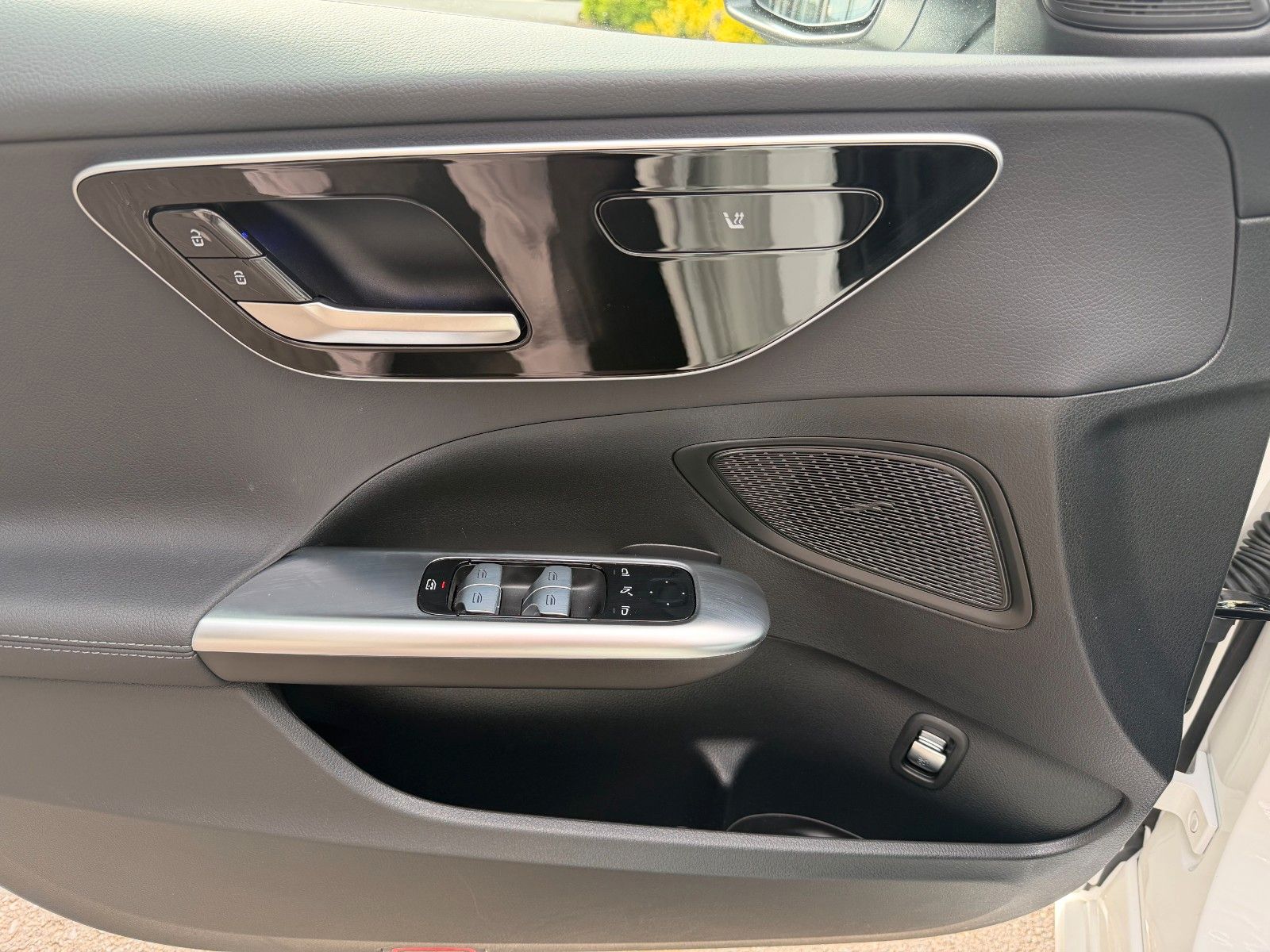 Fahrzeugabbildung Mercedes-Benz C 200 T Avantgarde+RKamera+AHK+AmbientePrem+