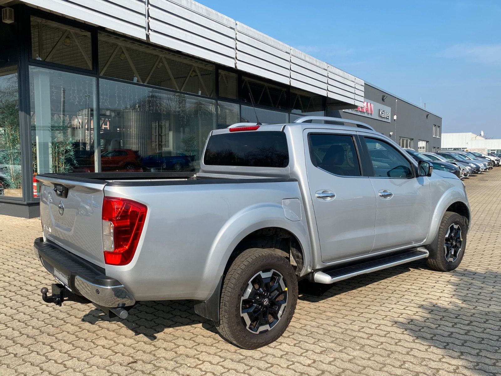 Fahrzeugabbildung Nissan Navara Tekna 4x4 DOKA+NAVI+SHZ+TÜV-NEU