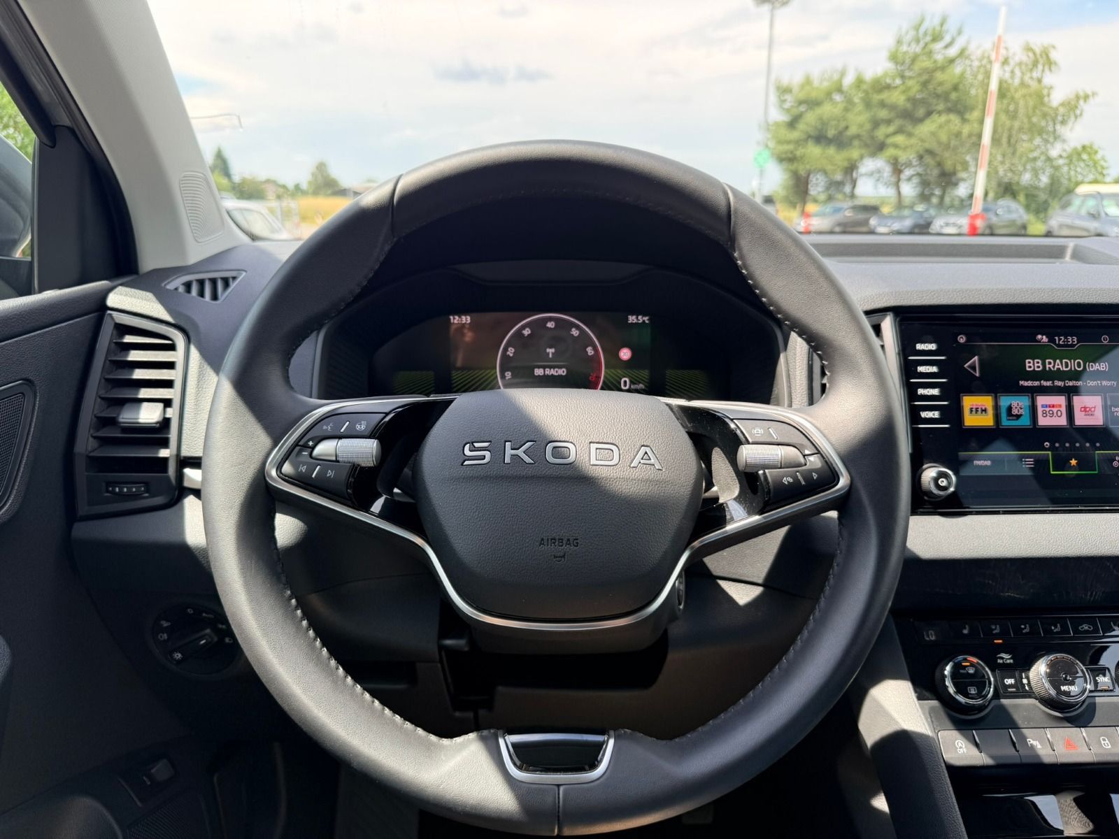Fahrzeugabbildung SKODA Karoq Tour 115PS 6-Gang*AHK*RFK*eHeck