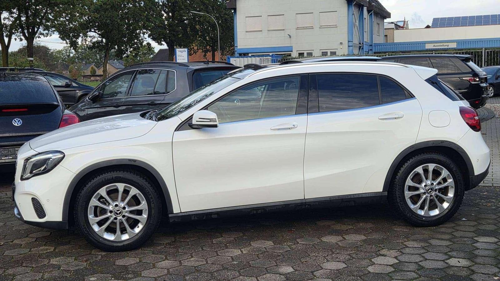 Mercedes-Benz GLA 180 GLA 180 Panoramadach Anhängerkupplung LE