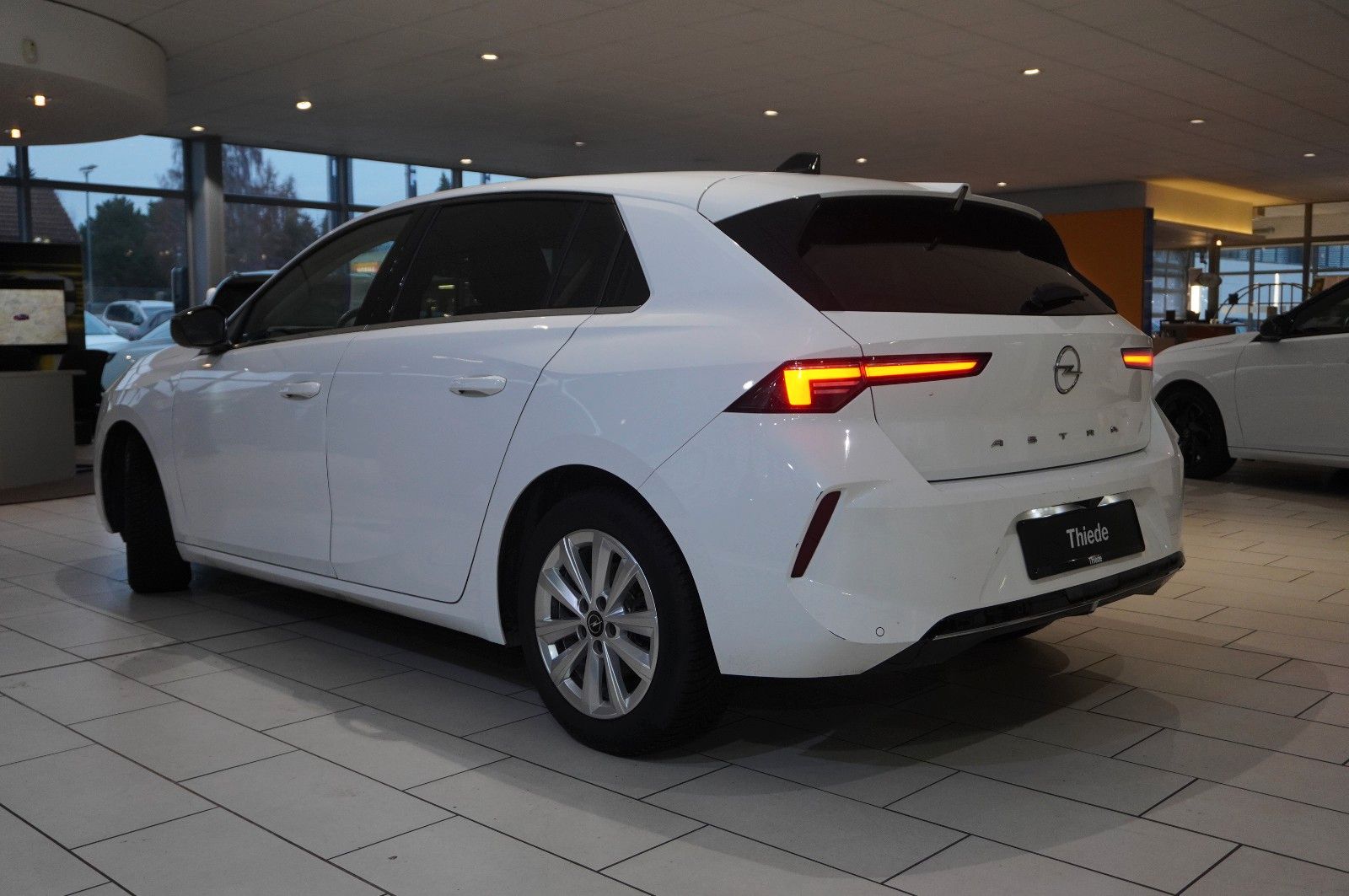 Fahrzeugabbildung Opel Astra L Lim. 1.2T ELEGANCE NAVI/LED/KAMERA/SPORT