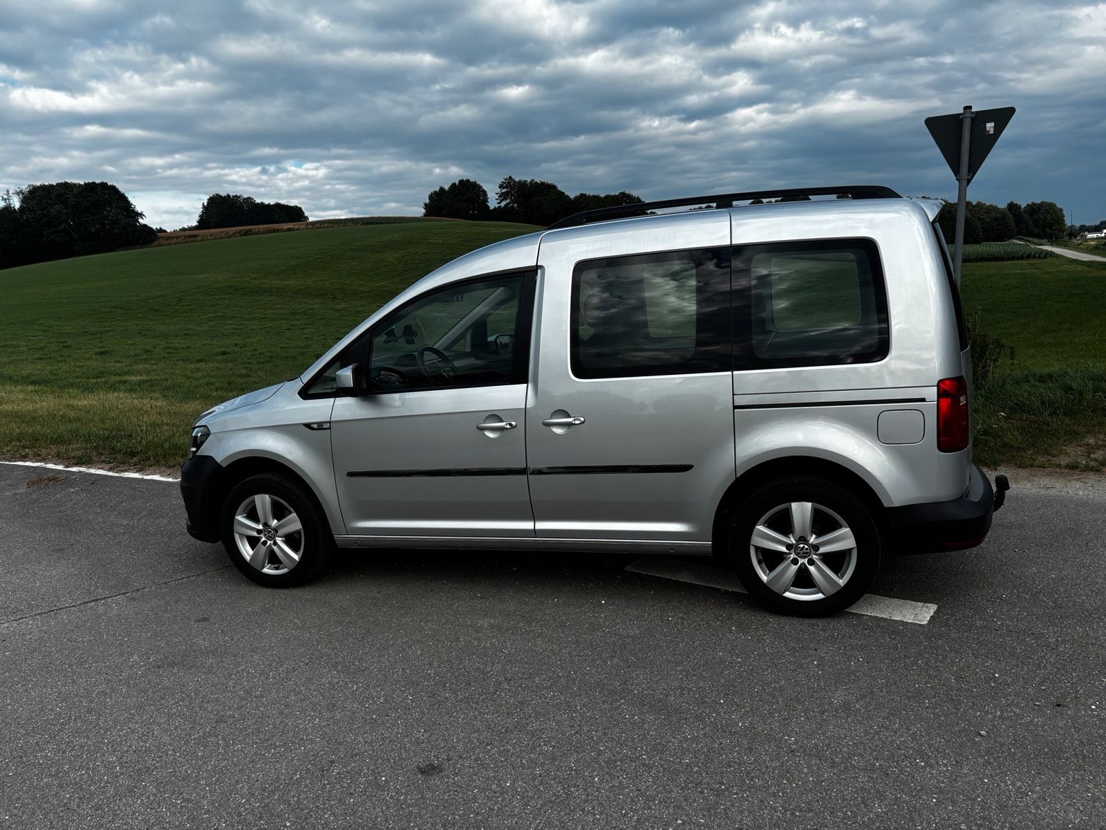 VW Volkswagen Caddy 2,0 TDI AHK 5-Sitzer 8-fa...