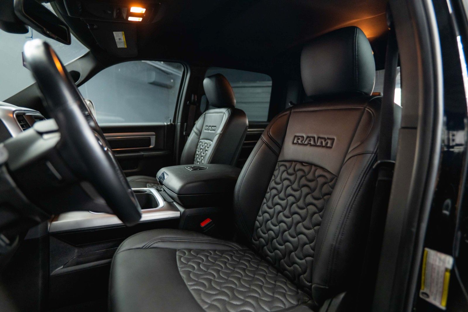 Fahrzeugabbildung Dodge RAM 5.7 V8 HEMI 4x4 Sport OFFROAD Night WARLOCK