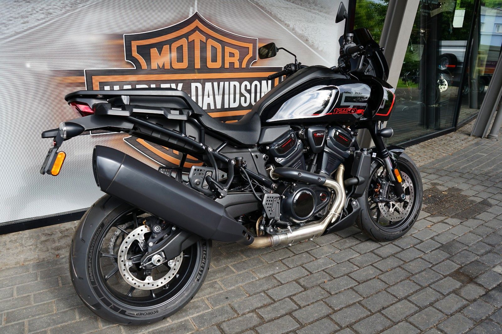 Fahrzeugabbildung Harley-Davidson Pan Am ST - Neufahrzeug - Supermoto - Vivid Blk