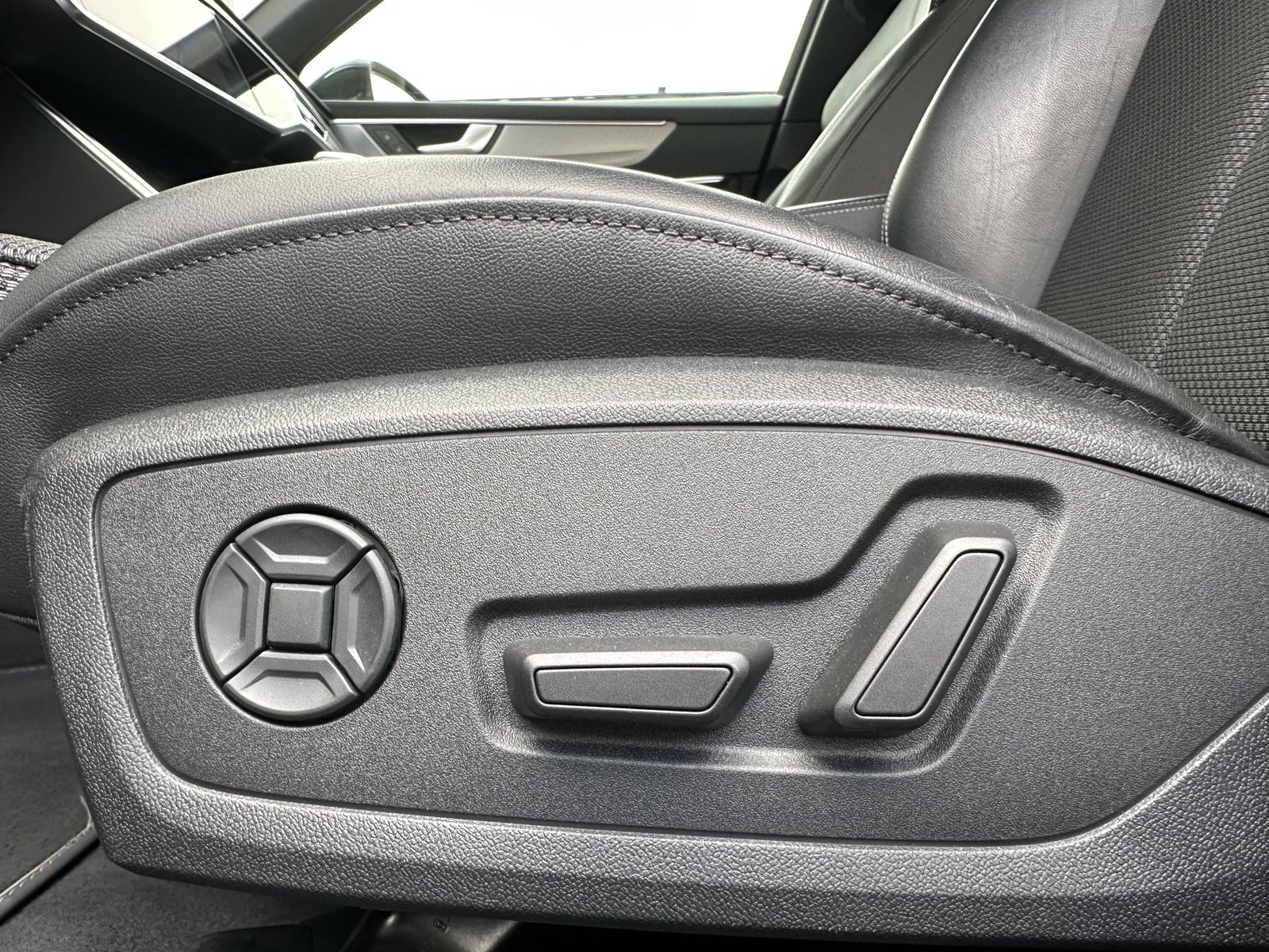 Fahrzeugabbildung Audi A6 Avant 45 TFSI Qu S-Line NAV+LED+B&O+360°+AHK
