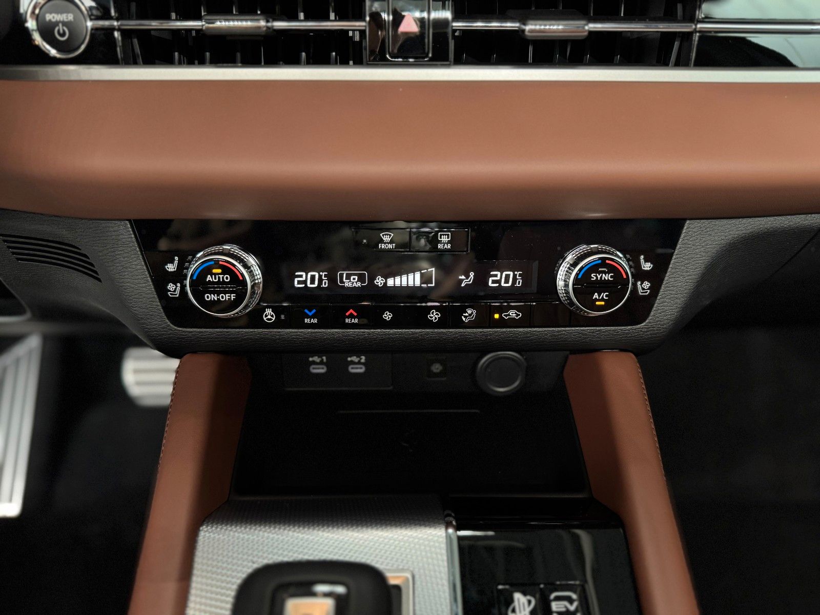Fahrzeugabbildung Mitsubishi Outlander 2.4PLUG-IN HYBRID 4WD TOP Luxury-Paket