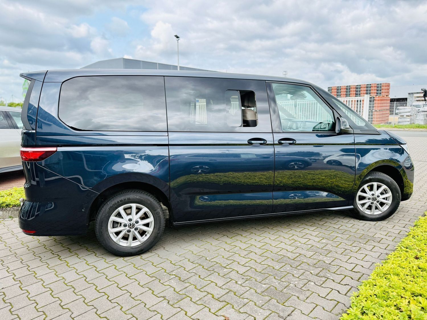 Fahrzeugabbildung Volkswagen T7 Multivan 2,0 TDI LANG, 7-Sitze, DSG, LED, AHK