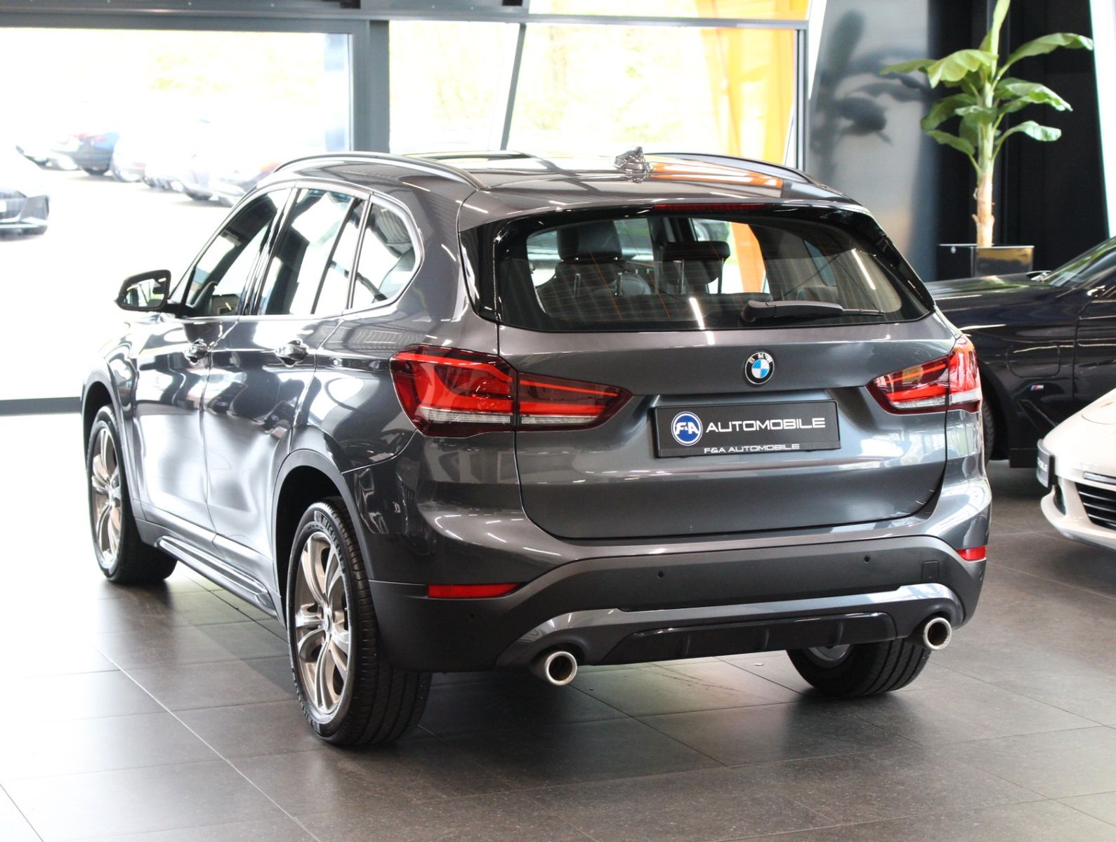 Fahrzeugabbildung BMW X1 xDrive 20 i Sport Line 1. Hand*Pano*HUD*TOP