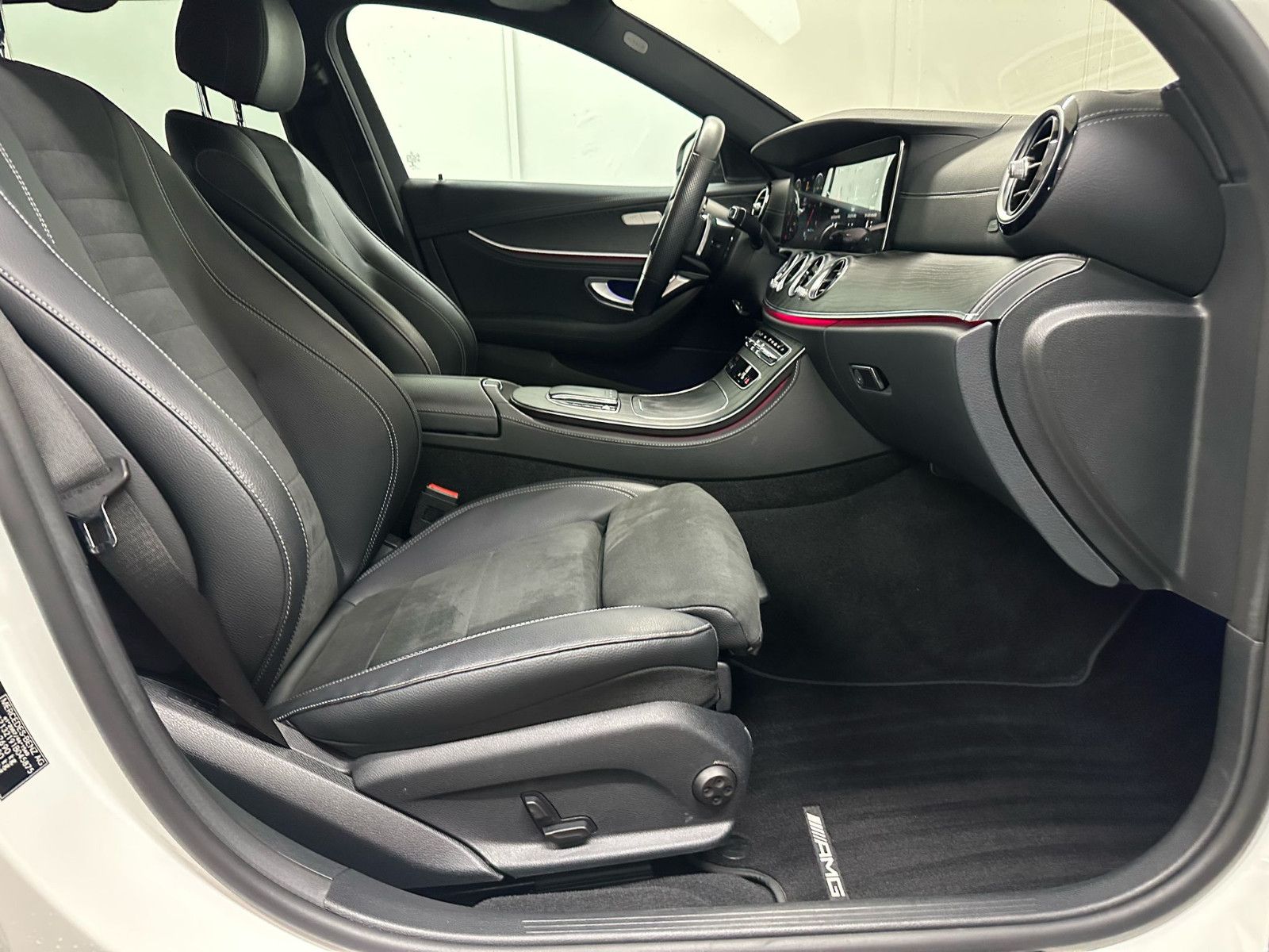 Fahrzeugabbildung Mercedes-Benz E 300 d 4MATIC T Autom. AMG-LINE*NIGHT*360*HUD*