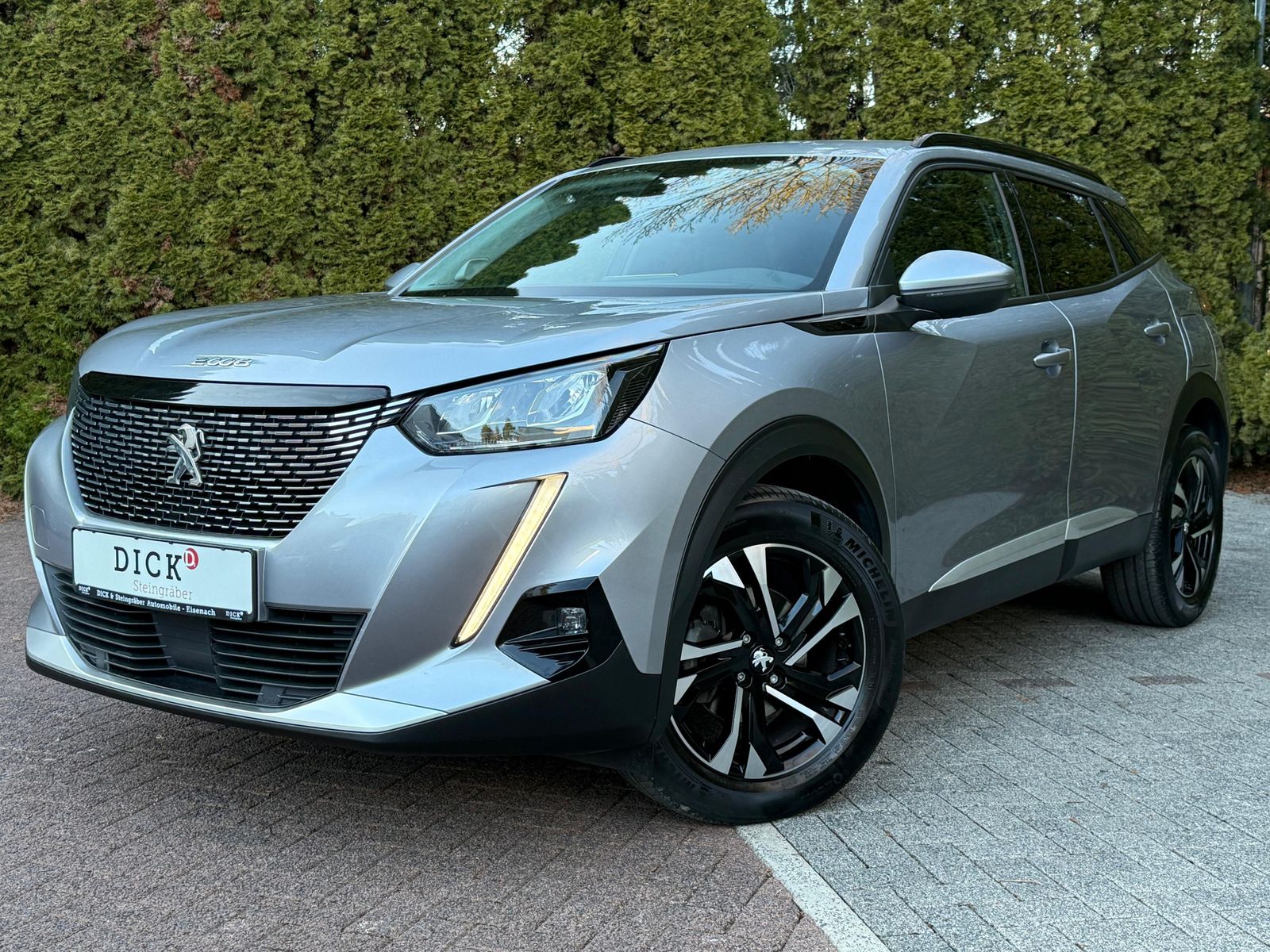 Fahrzeugabbildung Peugeot 2008 1.5 BlueHDI Allure Pack LED+NAV+SHZ+KAM+DAB