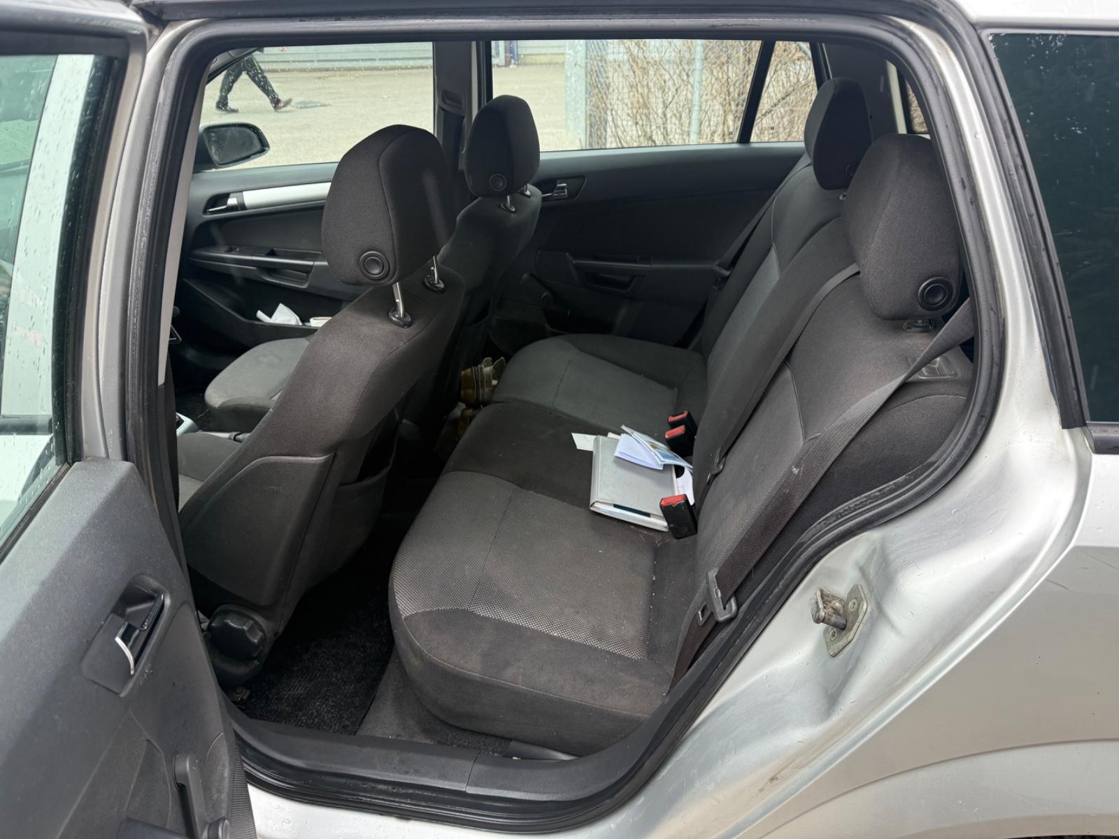 Opel Astra 2009 — photo 10