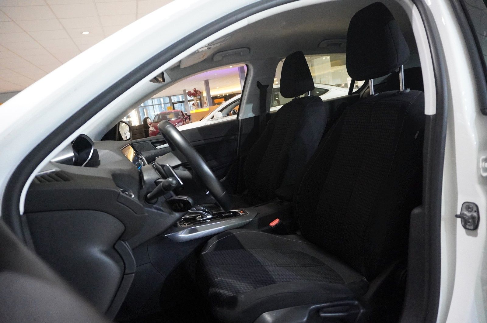 Fahrzeugabbildung Peugeot 308 LIM. 1.2T ACTICE PACK NAVI/LED/SPORT/NEBEL