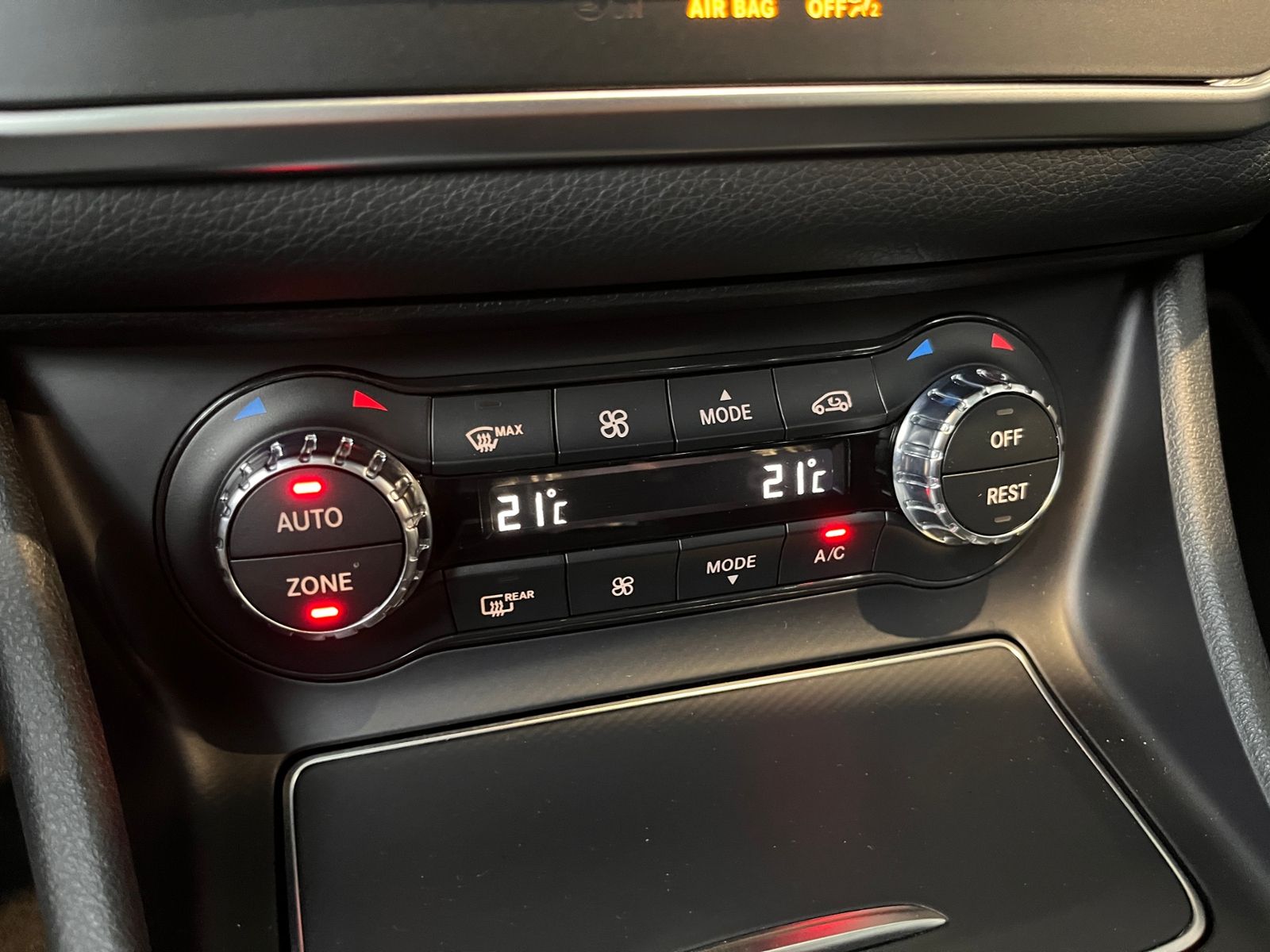 Fahrzeugabbildung Mercedes-Benz GLA 250 4Matic AMG Line AHK PANO RFK 19"