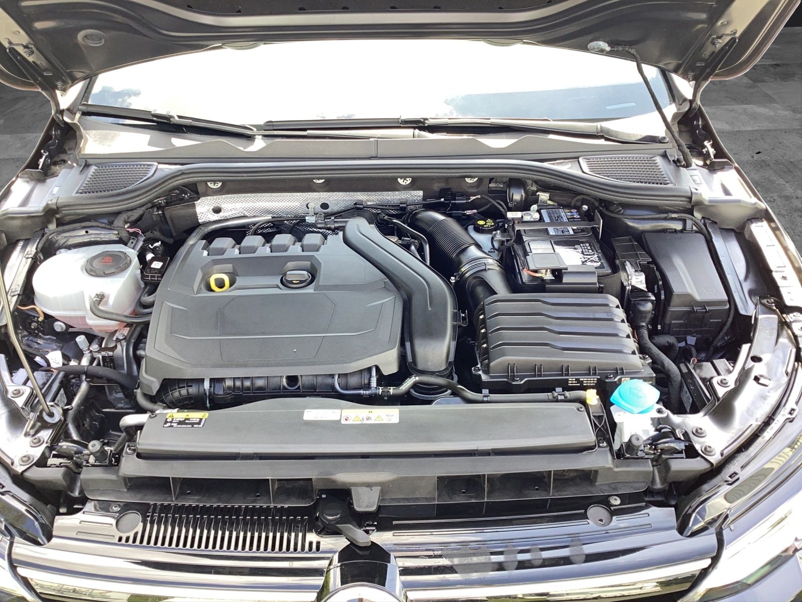 Fahrzeugabbildung Volkswagen Golf VIII eTSI Active DSG LED AHK Navi AID ACC P