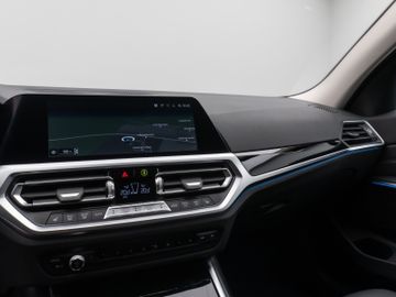 Fahrzeugabbildung BMW 330e xD Sport Line 360°DAB Stop&Go LED Alarm AHK