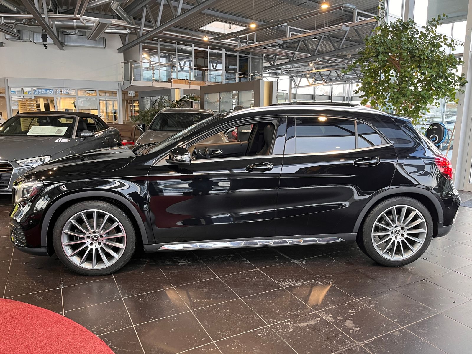 Fahrzeugabbildung Mercedes-Benz GLA 250 4Matic AMG Line AHK PANO RFK 19"