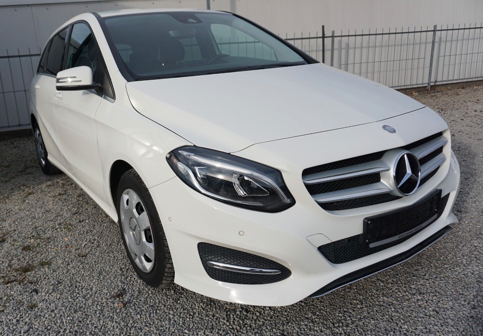 Fahrzeugabbildung Mercedes-Benz B 180 Navi,LED,Park Assist,SH,PDC,SR+WR