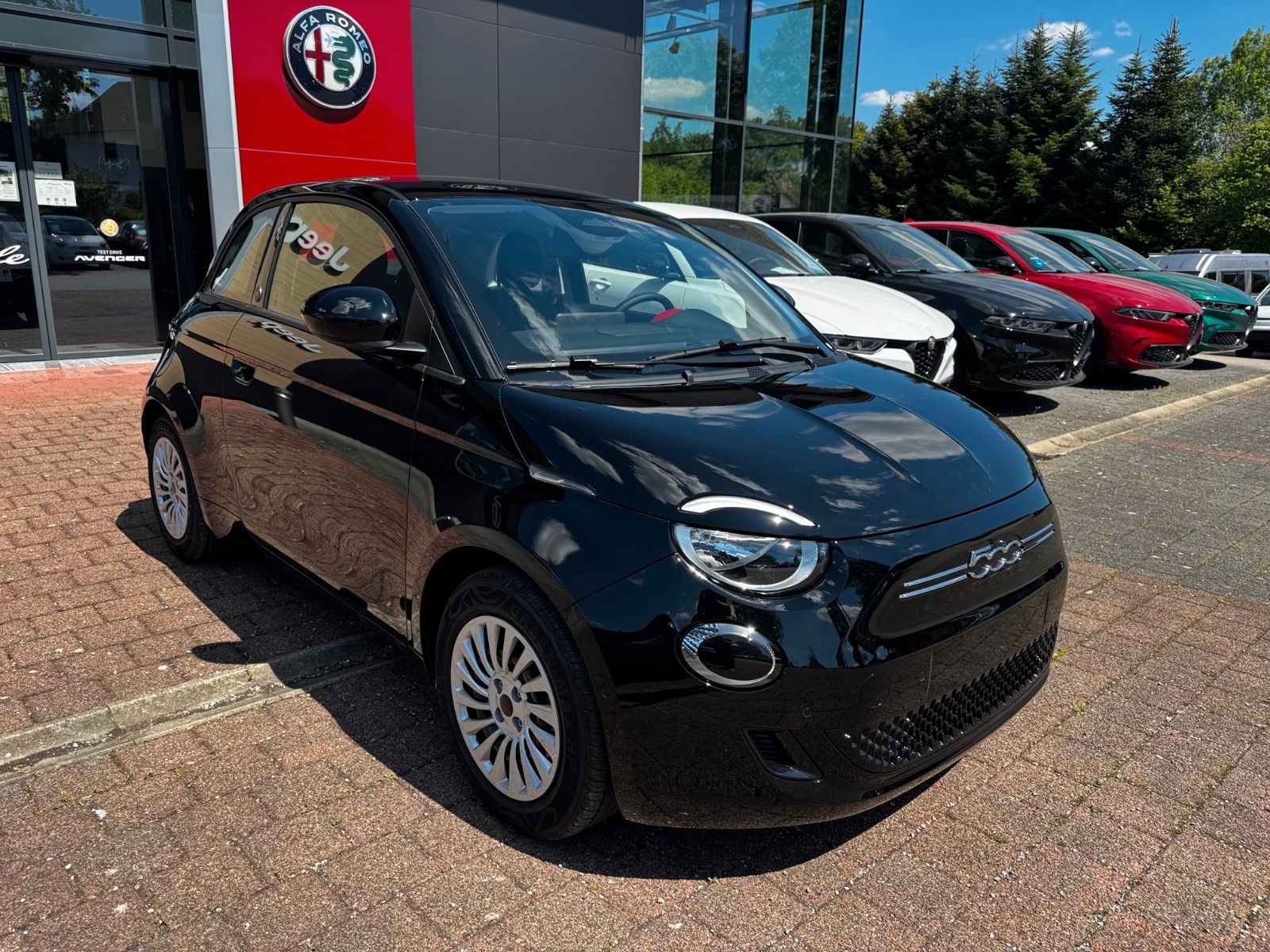 Fahrzeugabbildung Fiat 500e Hatchback MY25-RED 42kWh Kamera Sitzheizung