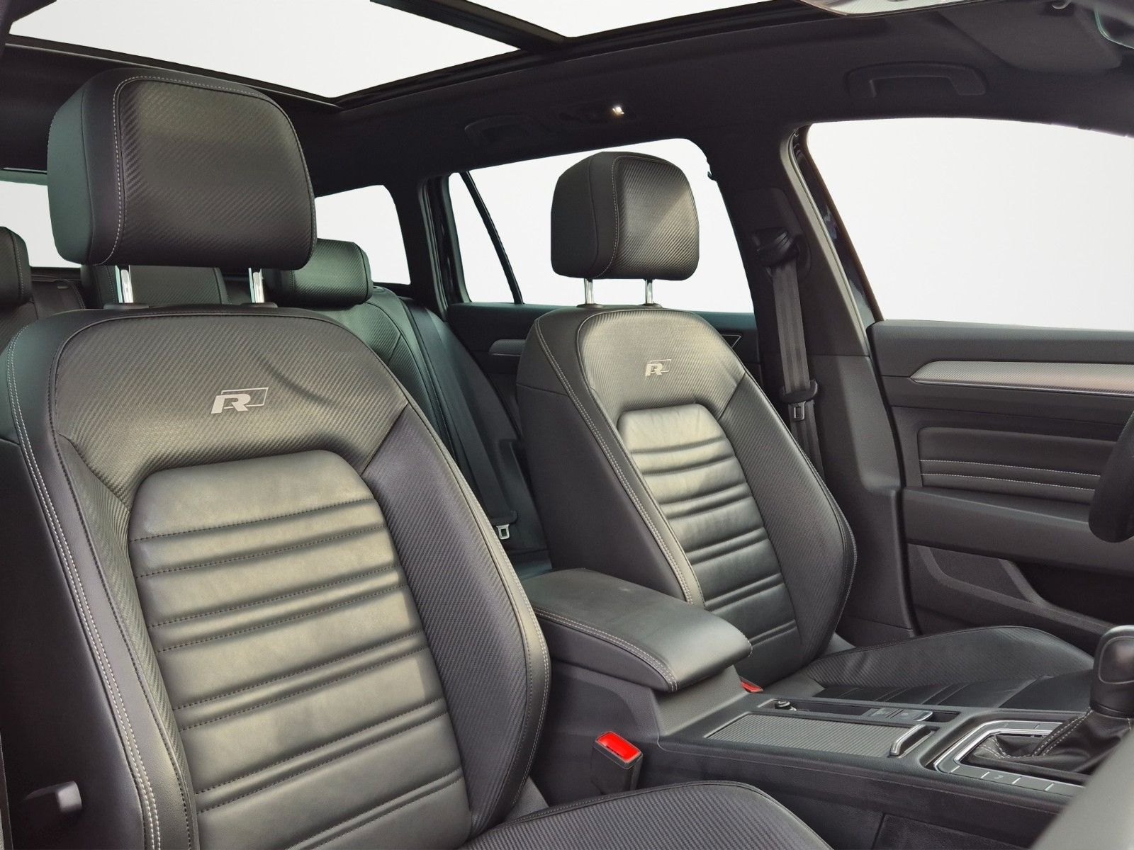 Fahrzeugabbildung Volkswagen PASSAT VAR. 2.0 TDI R-LINE 19" HUD KAM AHK PANO