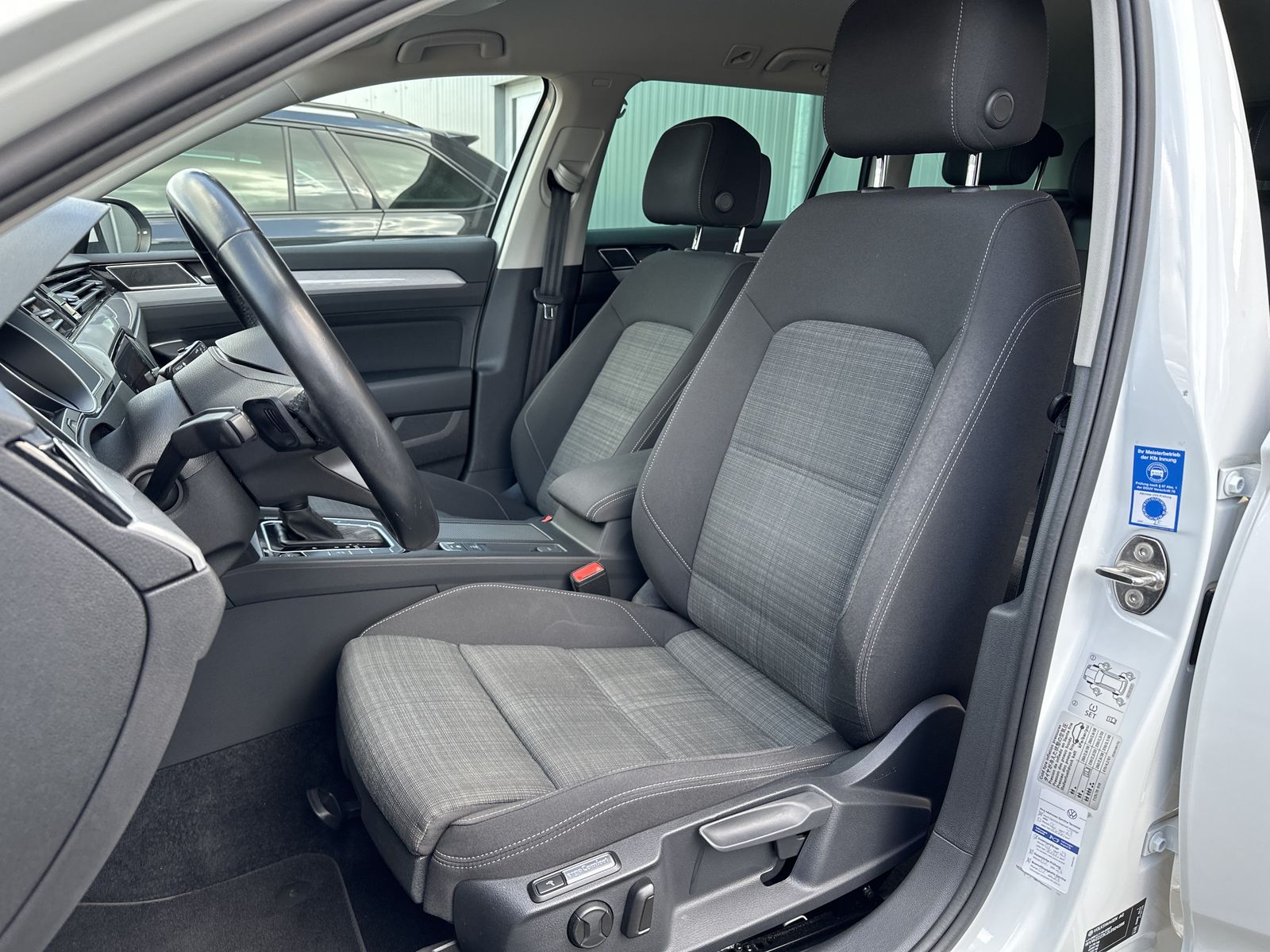 Fahrzeugabbildung Volkswagen Passat Variant 2.0 TDI DSG R-Line NAV+LED+AHK+PP