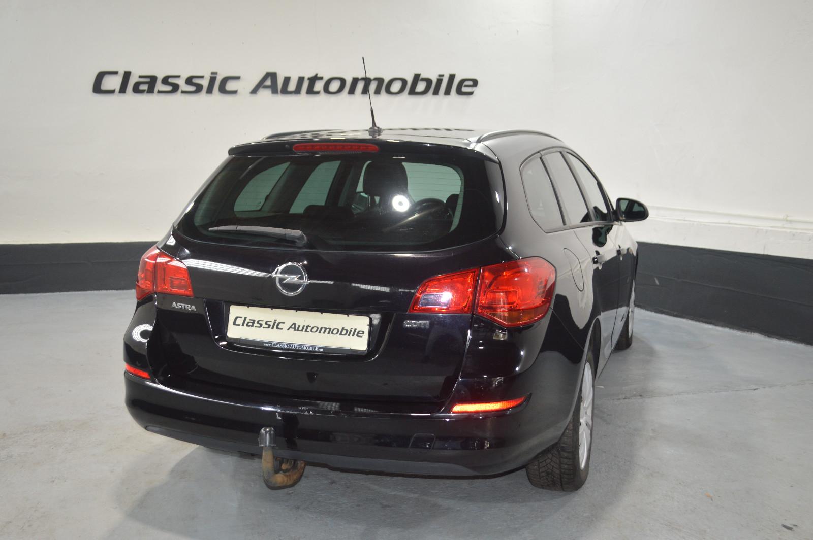 Opel Astra 2011 — photo 10