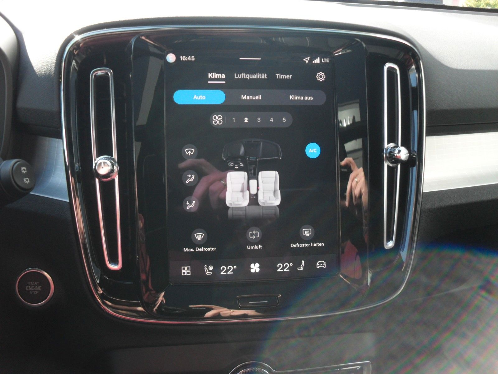 Fahrzeugabbildung Volvo XC 40 Ultra Dark 2WD