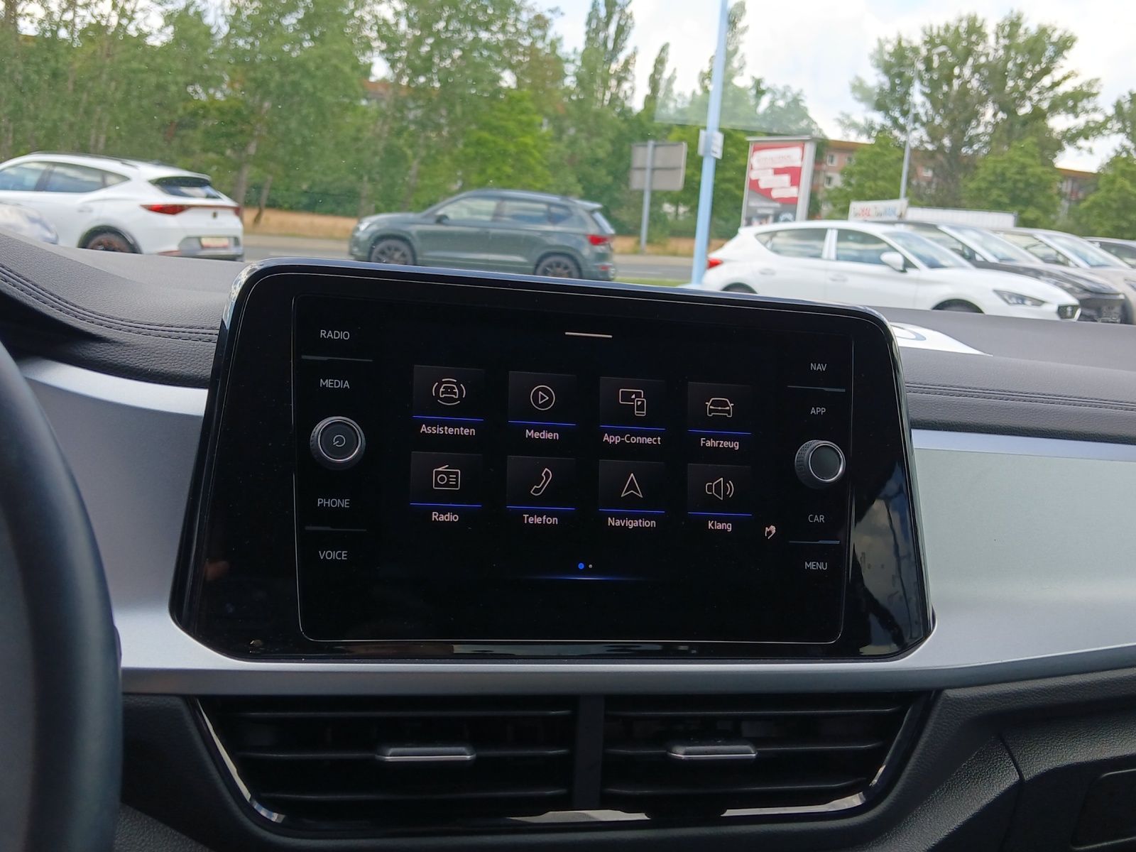 Fahrzeugabbildung Volkswagen T-Roc TSI Life DSG LED AHK Navi AID ACC RFK SH 1