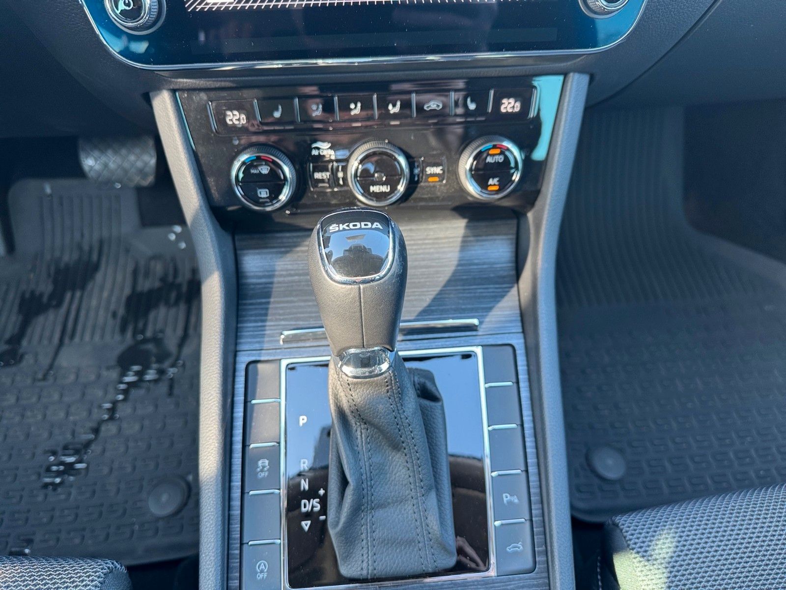 Fahrzeugabbildung SKODA Superb Combi Style 2.0 TSI