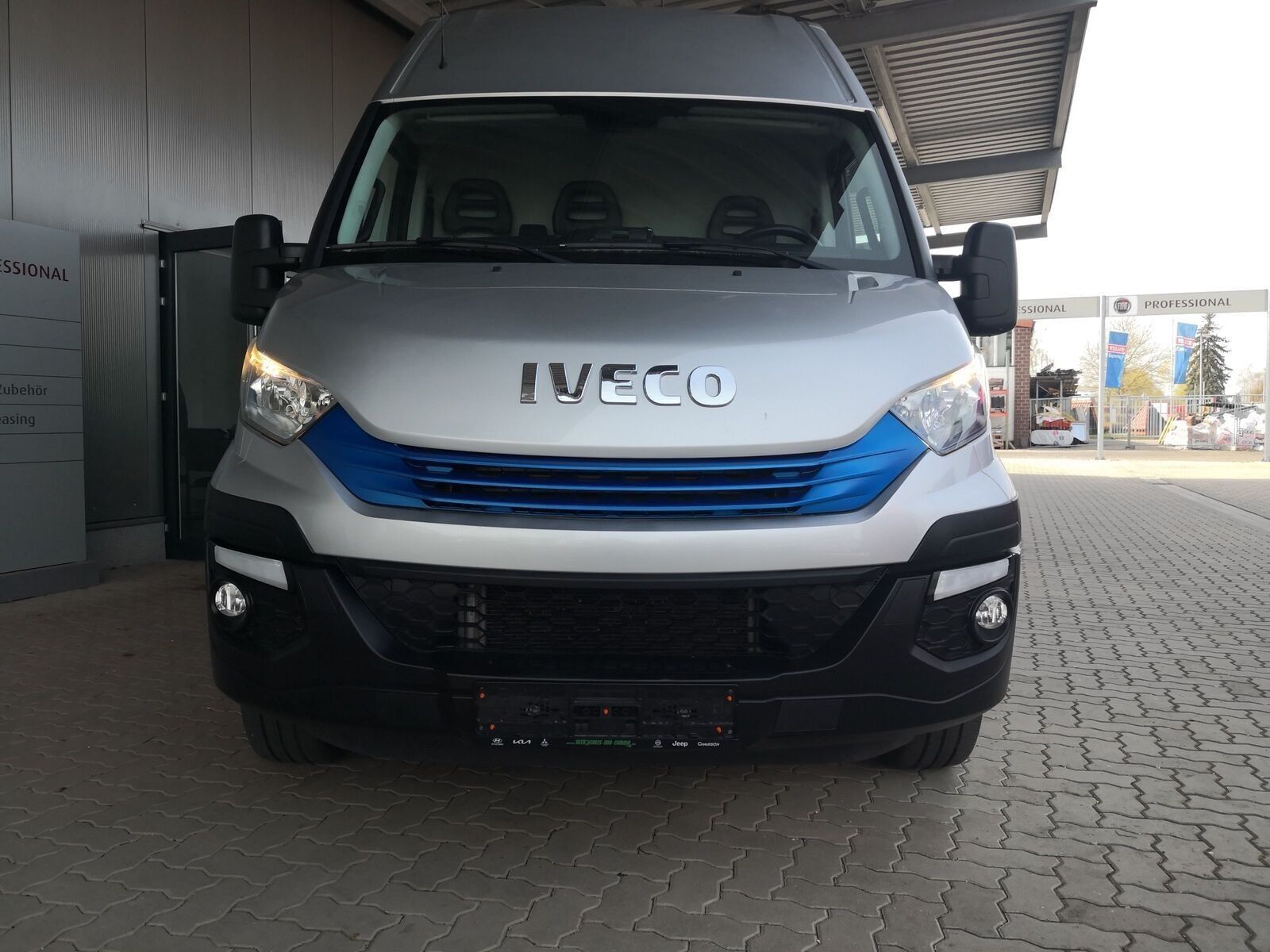 Fahrzeugabbildung Iveco EcoDaily Daily 35S14 A8 MOATL: AB 245,02€* L2H2