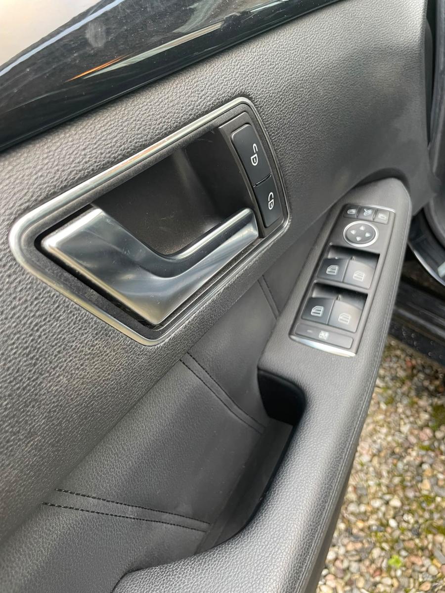 Mercedes-Benz  2012 — photo 12