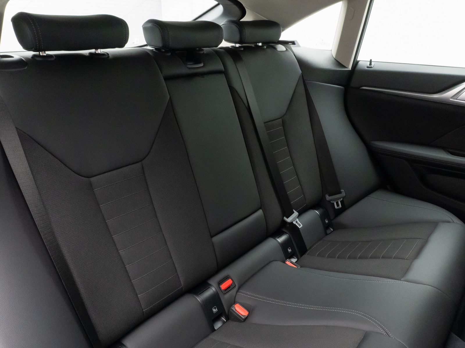 Fahrzeugabbildung BMW i4 eD40 Gran Coupè Kamera DAB HUD Alarm Komfort