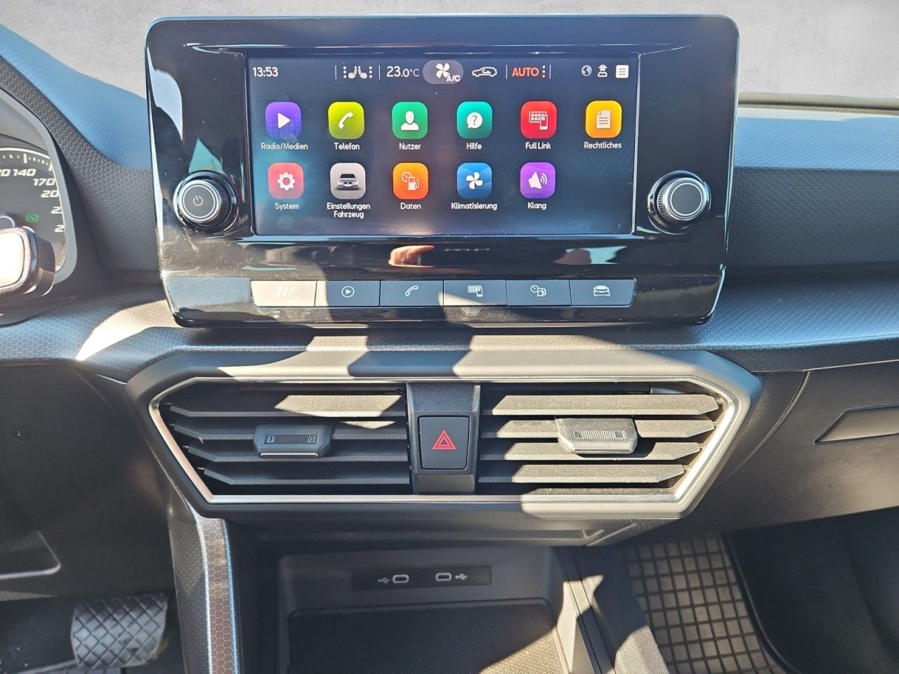 Fahrzeugabbildung SEAT Leon Sportstourer eTSI DSG Style Sitzheizung